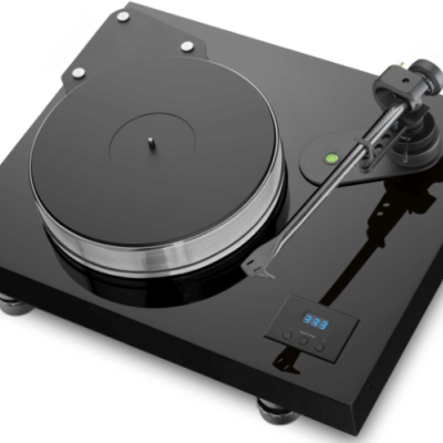 Gira-discos preto com prato metálico e tela digital azul