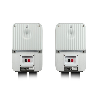 Colunas pequenas brancas com conexões elétricas na parte traseira