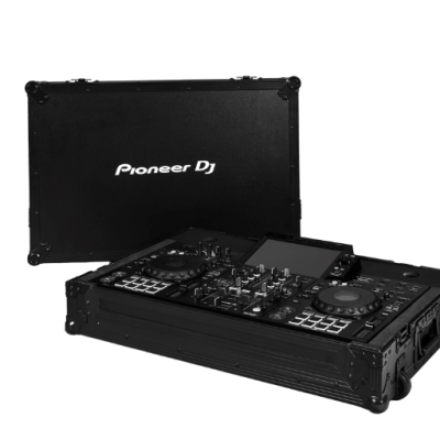 Equipamento DJ Pioneer DJ negro com botões e ecrã tátil numa mala preta de transporte