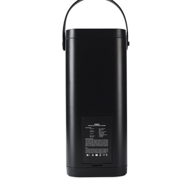 Coluna de som portátil preta com alça e etiqueta técnica