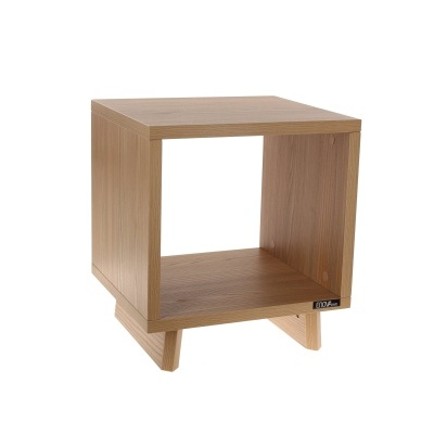 Móvel cúbico em madeira castanha clara aberto com etiqueta BIDA.