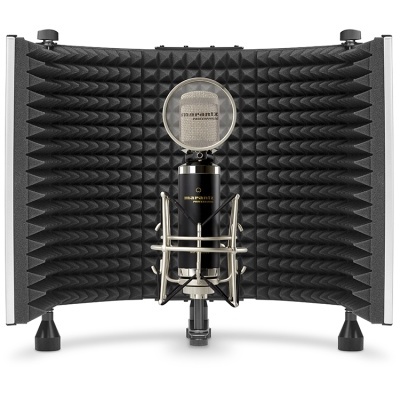 Microfone condensador preto com suporte anti-vibração em fundo acústico preto