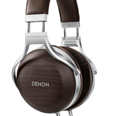 Auscultadores Denon castanhos com estrutura metálica prateada e acabamento em madeira escura