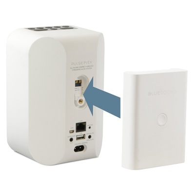 Dois dispositivos eletrónicos brancos com conectores e textos visíveis