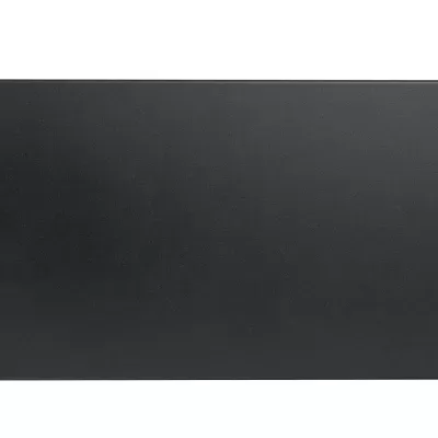 Placa metálica preta retangular com orifícios nos cantos e laterais