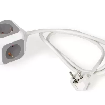 Extensão elétrica cubo branco com quatro tomadas e cabo branco