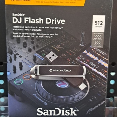 Memória USB SanDisk DJ Flash Drive 512 GB em embalagem com imagem de mesa de DJ