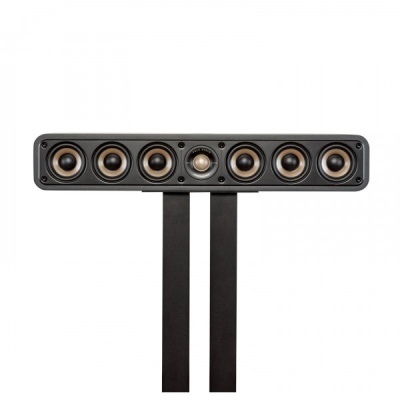 Coluna de som preta com sete unidades em linha sobre duas hastes verticais