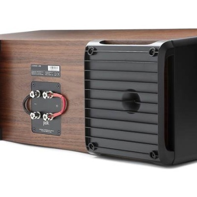 Coluna de som preta e castanha em fundo branco