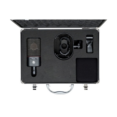 Conjunto de microfone condensador com acessórios numa mala rígida preta