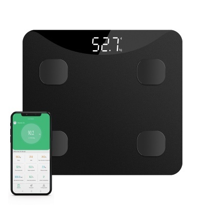 Balança digital preta com display LED e telemóvel com app de medição de peso