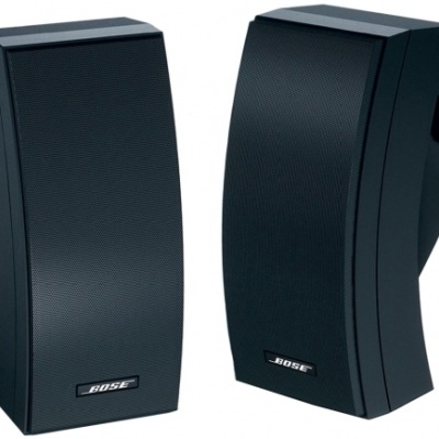 Par de colunas Bose pretas com logótipo na grelha frontal