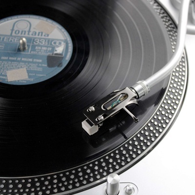 Gira-discos com disco de vinil preto da Fontana e agulha branca sobre o disco