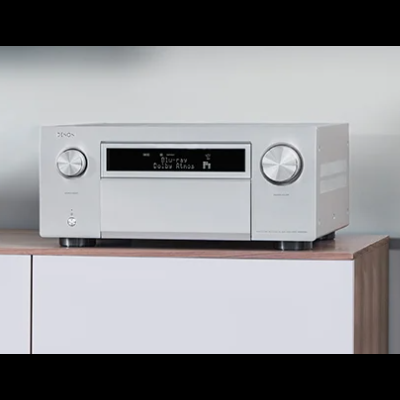 Aparelho de áudio prateado com ecrã digital e botões