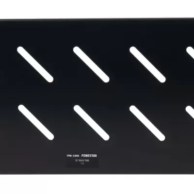 Prateleira metálica preta com doze fendas em diagonal e texto branco no centro sobre fundo branco