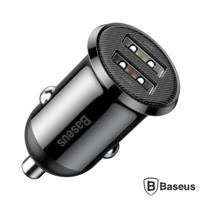 Carregador USB preto para automóvel com dois conectores e logotipo Baseus
