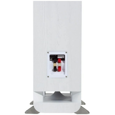 Coluna de som branca com conectores traseiros e suporte metálico.