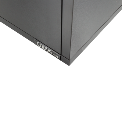 Canto de equipamento preto com texto ENOVA HIFI