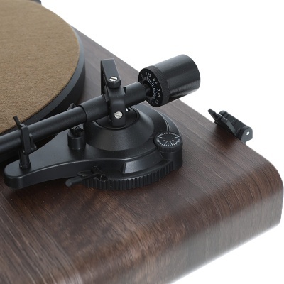 Braço e base de gira-discos em madeira escura e preto