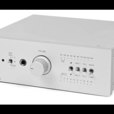Amplificador de áudio Pristine Audio Digital em metal cinza claro com botões e LEDs