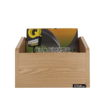 Caixa de madeira clara com disco de vinil e capa colorida