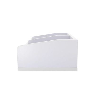 Organizador de escritório branco com três divisórias, visto de lado.