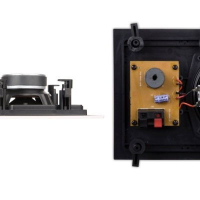 Coluna de som embutida preta vista lateral e traseira com componentes internos expostos