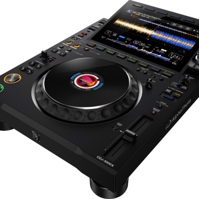 Equipamento DJ profissional preto com ecrã digital e prato de controlo