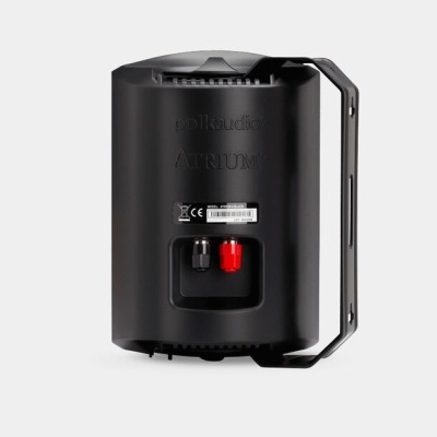 Coluna de som preta com suporte metálico e entradas para cabos vermelha e preta