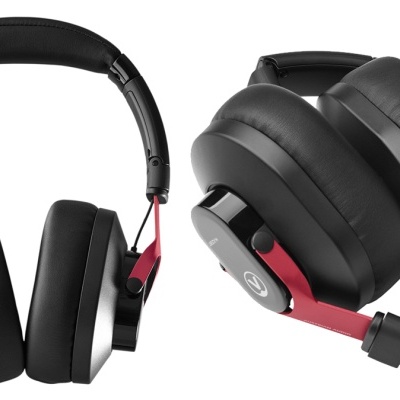 dois headphones pretos com detalhes vermelhos, um aberto e outro dobrado