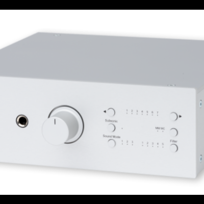 Amplificador de áudio cinza com botões na frente