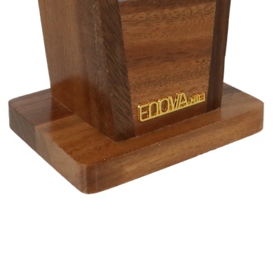 base quadrada de madeira com placa dourada ENOVA LINE