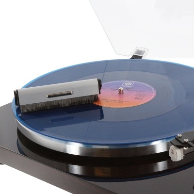 Gira-discos com disco de vinil azul e escova de limpeza