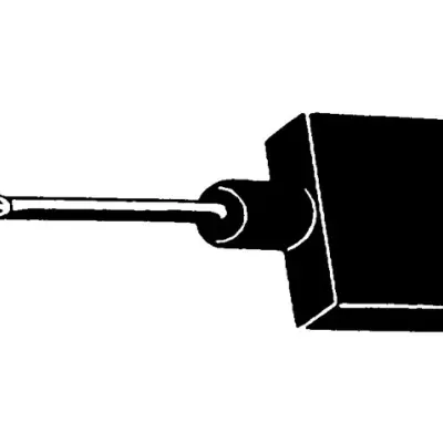 Microfone preto com corpo retangular e suporte longo sobre fundo branco