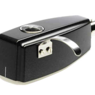 Captador para gira-discos preto com partes metálicas prateadas, sobre fundo branco.