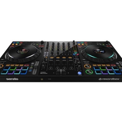 Controladora de DJ preta com botões coloridos e dois pratos circulares