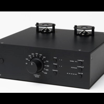 Amplificador áudio preto com botões e mostradores frontais em fundo branco