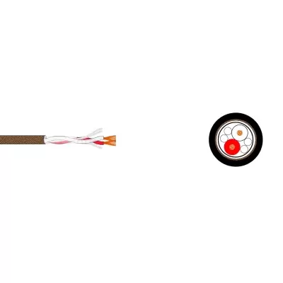 Cabo de áudio preto com fios internos expostos e corte transversal