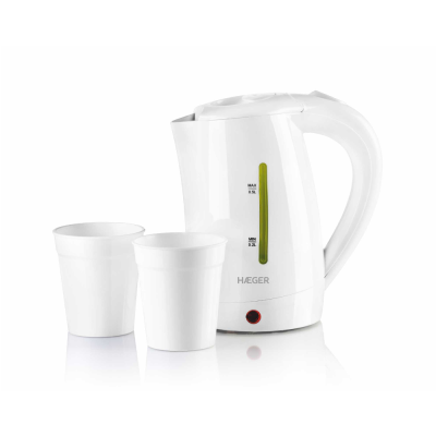 Chaleira elétrica branca HAEGER com dois copos brancos