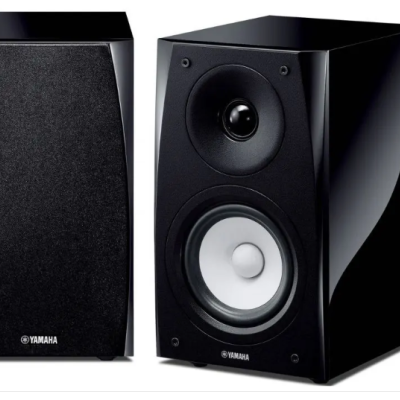 Par de colunas acústicas Yamaha pretas com acabamento brilhante e cone branco