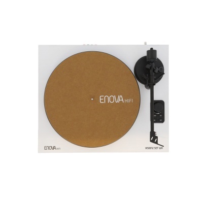 Toca-discos branco com prato castanho, braço de leitura negro e dispositivo com botões à direita.