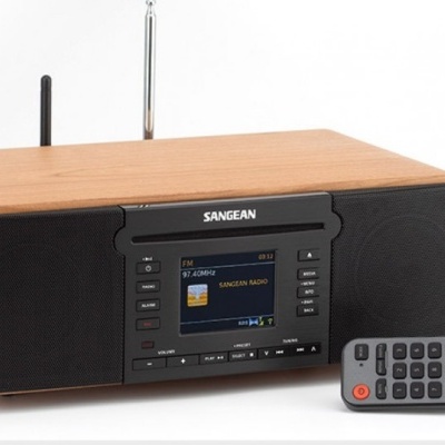 Rádio SANGEAN em madeira com ecrã colorido e comando à distância preto