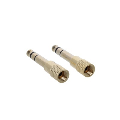 Dois adaptadores metálicos dourados para áudio com anéis pretos