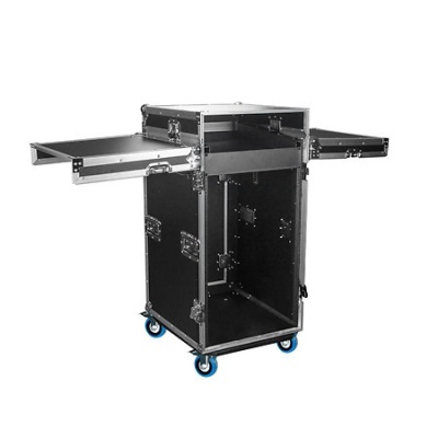 Mala de transporte preta com compartimentos abertos e rodas azuis