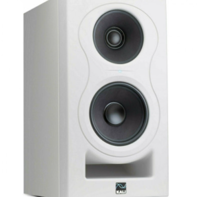 Coluna branca com altifalantes pretos e logo KALI