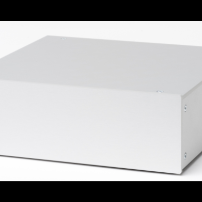 Equipamento eletrónico branco retangular com botão e parafusos visíveis