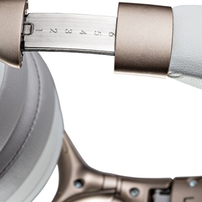 Auscultadores brancos com armação metálica e régua de ajuste