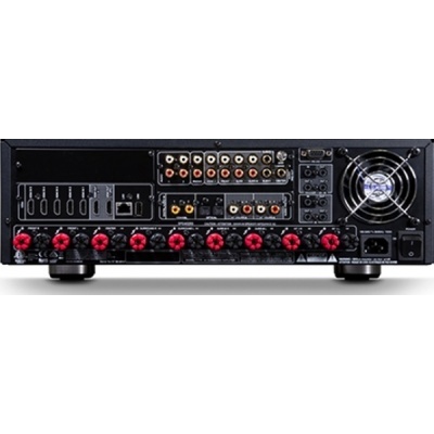 Parte traseira de amplificador de áudio com várias conexões e terminais