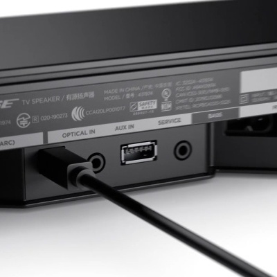 Parte traseira barra de som Bose com portas HDMI ARC, óptica digital, AUX IN e USB