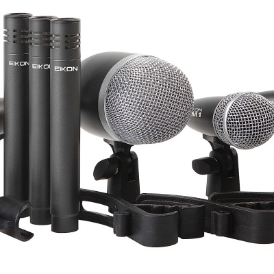 Conjunto de microfones profissionais com suporte preto